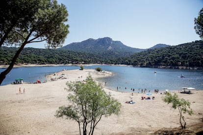 Vista de la playas de la Virgen de la Nueva, en el pantano de San Juan (San Martín de Valdeiglesias).