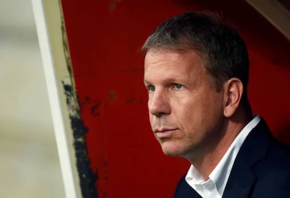 El entrenador de Liechtenstein Rene Pauritschi observa el partido desde el banquillo.