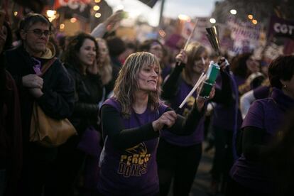 Miles de mujeres han protestado esta tarde en el paseo de Gràcia de Barcelona.
