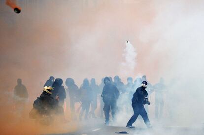 Manifestantes se enfrentan a la policía durante una manifestación en contra de la Exposición Universal de Milán, EXPO2015.