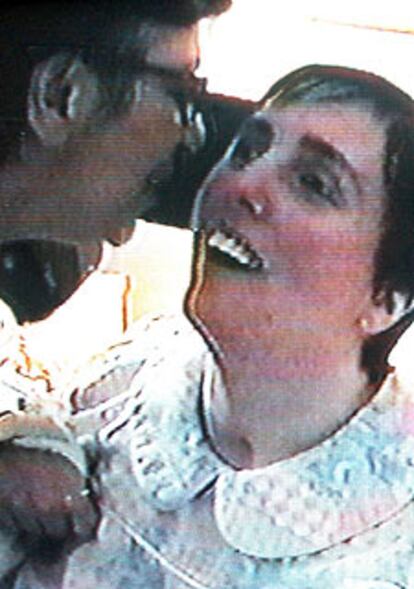 Mary Schindler habla a su hija Terri Schiavo, en un vídeo familiar de 2001.