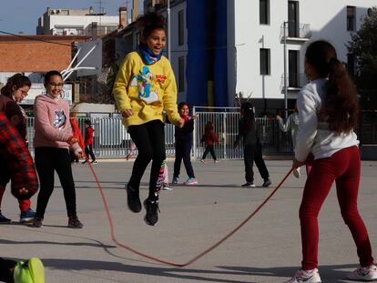 Niños del colegio El Vallès de Terrasa juegan durante el recreo.