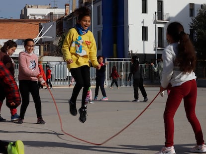 Alumnos, en el segundo día sin mascarilla en el recreo, del colegio El Vallés de Terrassa (Barcelona), el viernes.