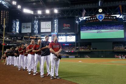 Entrenadores y jugadores de Los Arizona Diamondbacks durante el minuto de silencio en recuerdo a las víctimas de Orlando, en la ciudad de Phoenix.