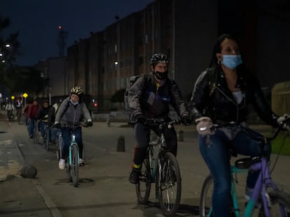 Ciclistas se movilizan durante la madrugada, en Bogotá, el 23 de marzo de 2023.