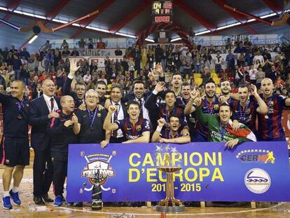 El Barcelona posa con la copa de campeón de Europa.