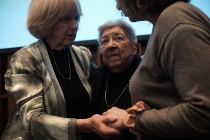 Mary-Claire King y Elsa Pavón, en la reunión.