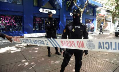 Dispositivo policial a las puertas de la sede de la SD Huesca.