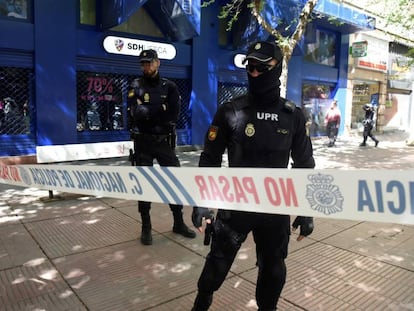 Dispositivo policial a las puertas de la sede de la SD Huesca.