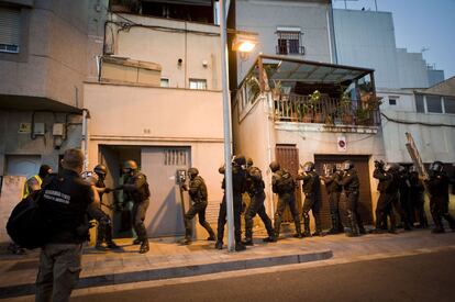 Moment en què membres de la Guàrdia Civil entren a la casa d'un dels detinguts.