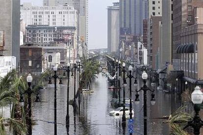 Varios vehículos parcialmente sumergidos en el inundado entorno de Canal Street de Nueva Orleans.