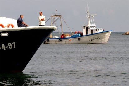 La comunidad valenciana ha vivido alguna de las protestas ms virulentas. Los barcos, que llevaban una semana sin faenar se agruparon en las bocanas de los principales puertos, como el de Ganda (en la foto). Varios barcos de la compa?a Transmediterrnea se han visto afectados.