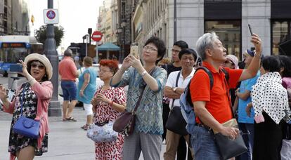  Un grupo de turistas, en la ciudad de Madrid. 