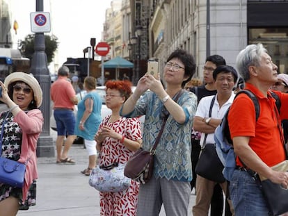  Un grupo de turistas, en la ciudad de Madrid. 