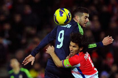 Diego Mainz agarra a Benzema.