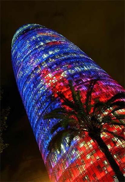 Prueba de luces antes de la inauguración de la torre Agbar.