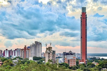 Exterior de la Torre Icono en Asunción (Paraguay).