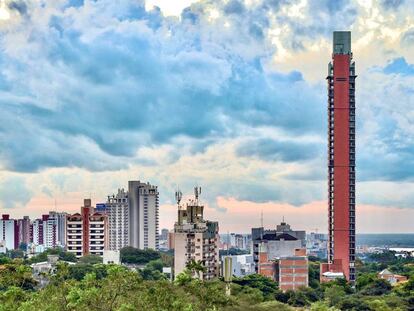 Exterior de la Torre Icono en Asunción (Paraguay).