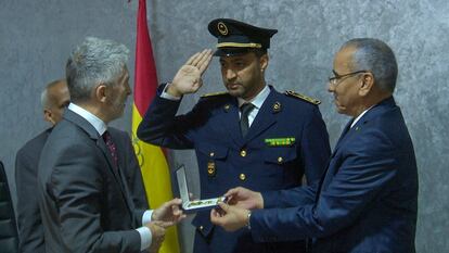 El comisario mauritano destituido, Abdel Fattah, recibiendo la medalla al mérito policial de manos del ministro del Interior, Fernando Grande-Marlaska, en 2022.