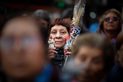 Miles de personas participan en la procesión de San Cayetano en el barrio de Liniers de Buenos Aires (Argentina), en la que le piden pan y trabajo, a cuatro días de las elecciones primarias donde los últimos datos oficiales hacen que aumenten las alarmas sobre la pobreza y el desempleo.