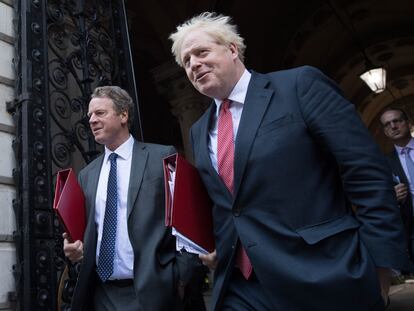 Boris Johnson abandona este martes Downing Street después de reunirse con sus ministros.
