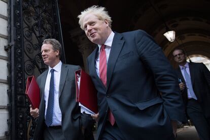 Boris Johnson abandona este martes Downing Street después de reunirse con sus ministros.