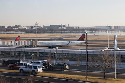 Vista de los aviones en el Aeropuerto Nacional Ronald Reagan de Washington, esta ma?ana el aeropuerto haba reducido sus operaciones habituales, hasta las 11.00, hora local, que reanudaron sus actividades a tiempo completo. 