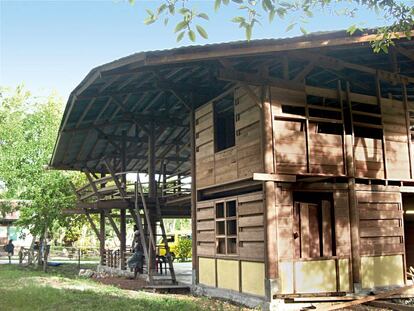 Aloja oficinas y salas de reuniones y fue levantada en 12 semanas por constructores locales del poblado de Saba, en la isla indonesia de Biak, según un proyecto del arquitecto Eko Prawoto.