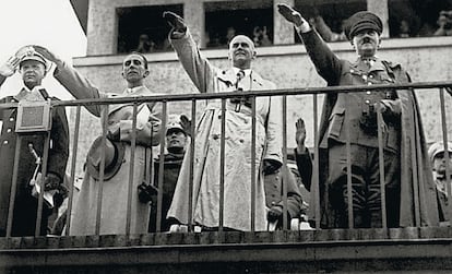 Adolf Hitler realiza el saludo nazi junto a otros miembros del partido en las gradas del campo de regatas de Grünau.