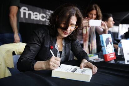 Raquel J. Palacio, autora de 'Wonder, firmant llibres. 
