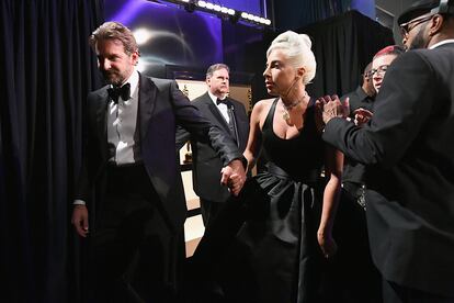 Tras su actuación estelar, Bradley Cooper y Lady Gaga abandonaban el escenario cogiéndose de la mano.