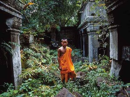 Entre el esplendo de los templos, el viajero puede encontrarse con monjes budistas, como éste, en Beng Mealea, cerca de Angkor.