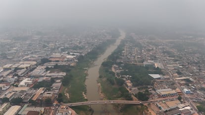 Nubes de humo causadas por incendios forestales se ciernen sobre Río Branco en Brasil.