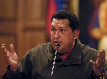 El presidente de Venezuela, Hugo Chávez, durante una rueda de prensa celebrada este lunes en el Palacio de Miraflores de Caracas.