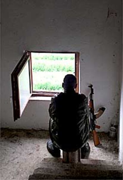 Un guerrillero albanés observa a los serbios en Trnovac.