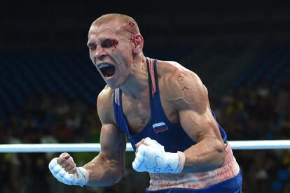 El boxeador ruso Vladimir Nikitin celebra su victoria en el ring ante el irlandés Michael John Conlan. 