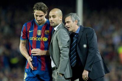 Ibrahimovic con Guardiola, y tras ellos Mourinho durante un partido en 2010.