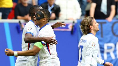 Kolo Muani y Kylian Mbappé se abrazan después del gol en propia puerta de Bélgica en los octavos de final de la Eurocopa.