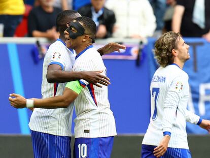 Kolo Muani y Kylian Mbappé se abrazan después del gol en propia puerta de Bélgica en los octavos de final de la Eurocopa.