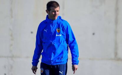 Albert Celades, en un entrenamiento del Valencia.