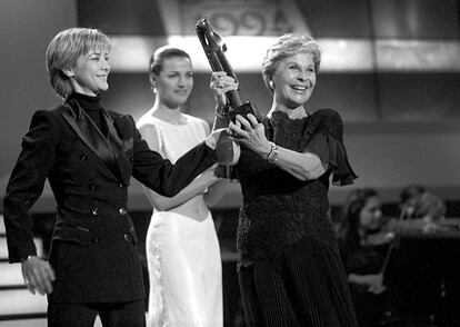 Amparo Larrañaga y Lina Morgan, tras recibir el premio a Mejor Actriz 1994, en la entrega de los premios TP de televisión.