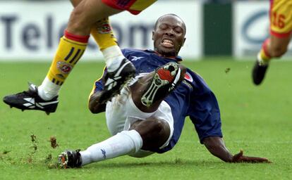 Freddy Rincón disputa un partido frente a la selección de Rumania en la Copa del Mundo celebrada en Francia en 1998.