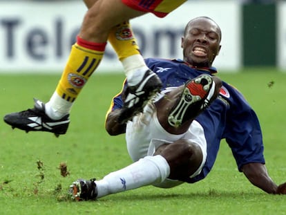 Freddy Rincón disputa un partido frente a la selección de Rumania en la Copa del Mundo celebrada en Francia en 1998.