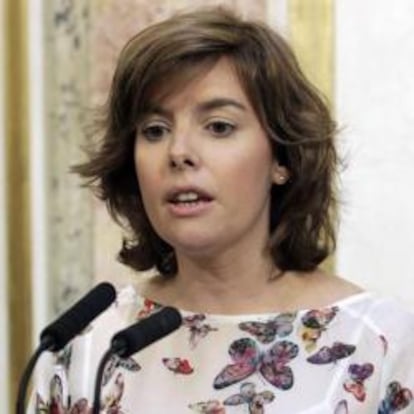 Soraya Sáenz de Santamaría, durante la rueda posterior a la intervención de Rodríguez Zapatero en el debate sobre el estado de la nación.