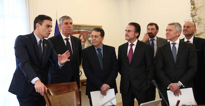 El presidente del Gobierno, Pedro Sánchez, con la junta directiva de Anfac.