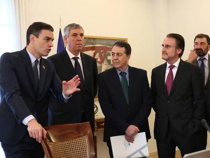 El presidente del Gobierno, Pedro Sánchez, con la junta directiva de Anfac.