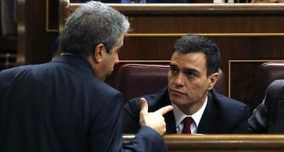 Francesc Homs, de Democracia y Libertad, con Pedro Sánchez.