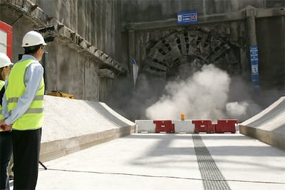 El alcalde de Madrid, Alberto Ruiz-Gallardón (de espaldas), durante el "cale" del túnel norte de la M-30 por la tuneladora "Dulcinea".