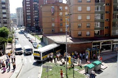 La unidad de Bizkaibus quedó empotrada en la lonja contra la que chocó en Barakaldo al no responder sus frenos.