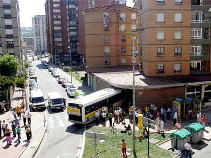 La unidad de Bizkaibus quedó empotrada en la lonja contra la que chocó en Barakaldo al no responder sus frenos.